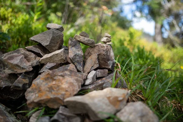 Een Close Shot Van Een Stapel Rotsen Met Gras Bokeh — Stockfoto