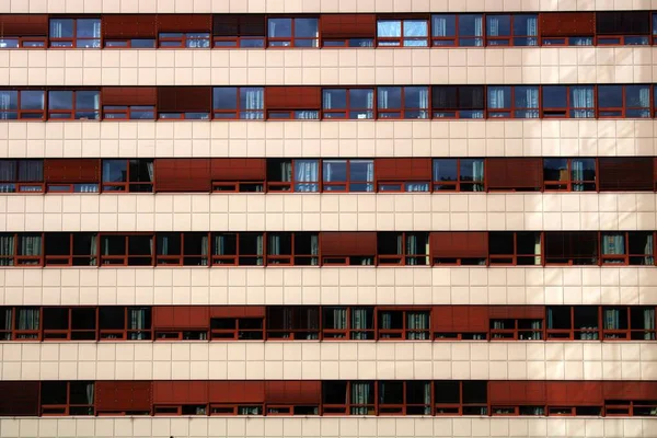 Immeuble Bureaux Façade Avec Fenêtres Brunes — Photo