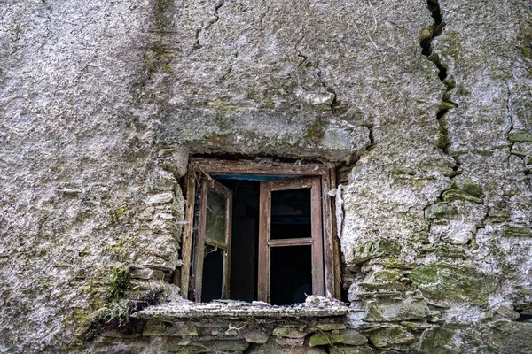 Terk Edilmiş Eski Bir Kırsal Evin Yarı Açık Pencereleri — Stok fotoğraf