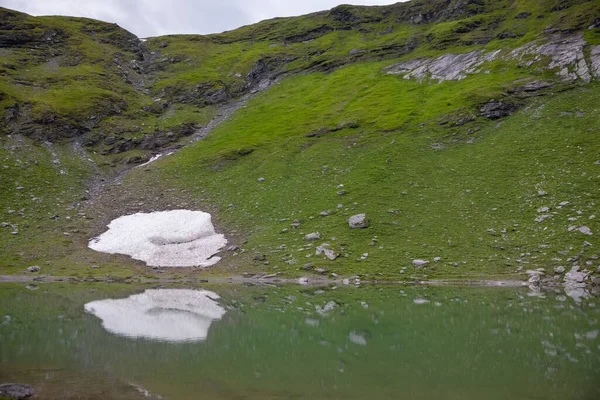 Etrafı Karla Kaplı Yeşil Dağlarla Çevrili Güzel Bir Göl Görüntüsü — Stok fotoğraf