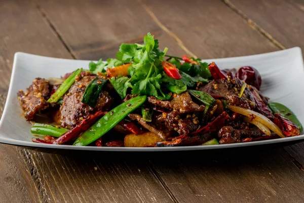 Ein Schweinebraten Mit Erbsen Und Gemüse Weißem Teller Auf Einem — Stockfoto