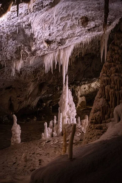 Karst Talya Daki Güzel Frasassi Mağaralarından Dikey Bir Görüntüsü — Stok fotoğraf