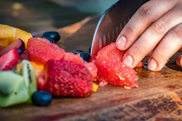Uma Mão Chef Cortando Frutas Frescas Uma Tábua Madeira — Fotografia de Stock
