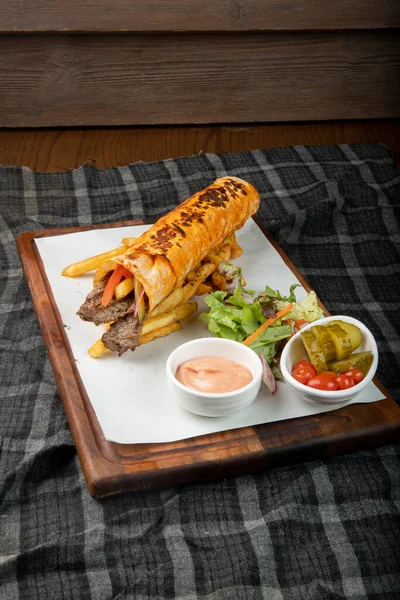 Envoltório Tortilla Carne Com Tigelas Molho Picles Tábua Servir — Fotografia de Stock