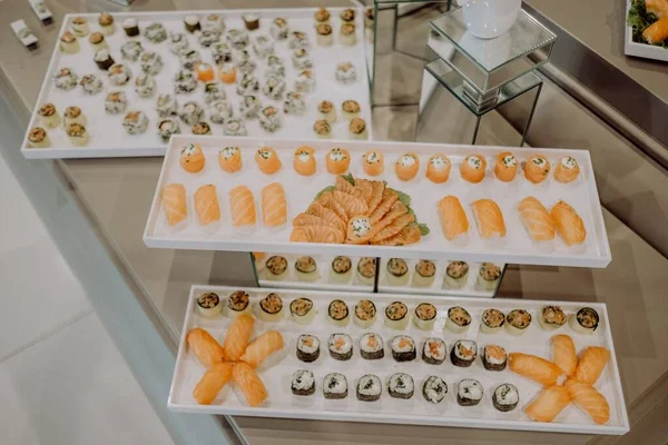 Una Toma Alto Ángulo Rollos Sushi Buffet Platos Mariscos —  Fotos de Stock