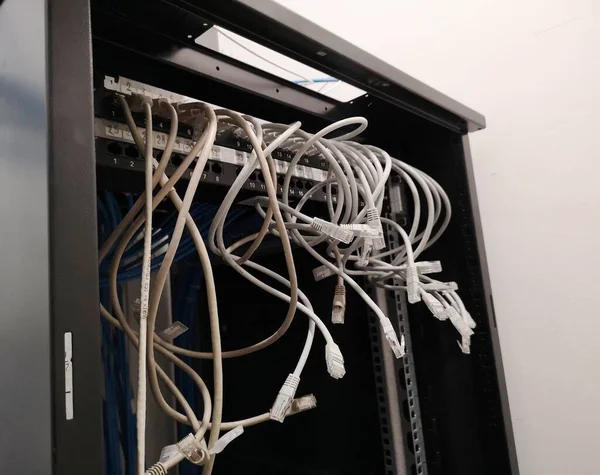 Router Installazione Cavi Nel Cabinet — Foto Stock