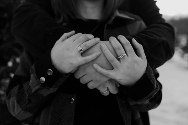Tiro Tons Cinza Mãos Masculinas Abraçando Uma Fêmea Costas — Fotografia de Stock