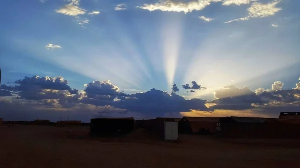 Tiro Cênico Raios Solares Atrás Nuvens Grossas Sobre Campo — Fotografia de Stock