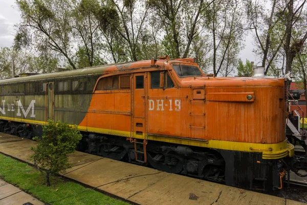 Stasyondaki Ağaçlara Karşı Eski Turuncu Dizel Lokomotif Treni — Stok fotoğraf