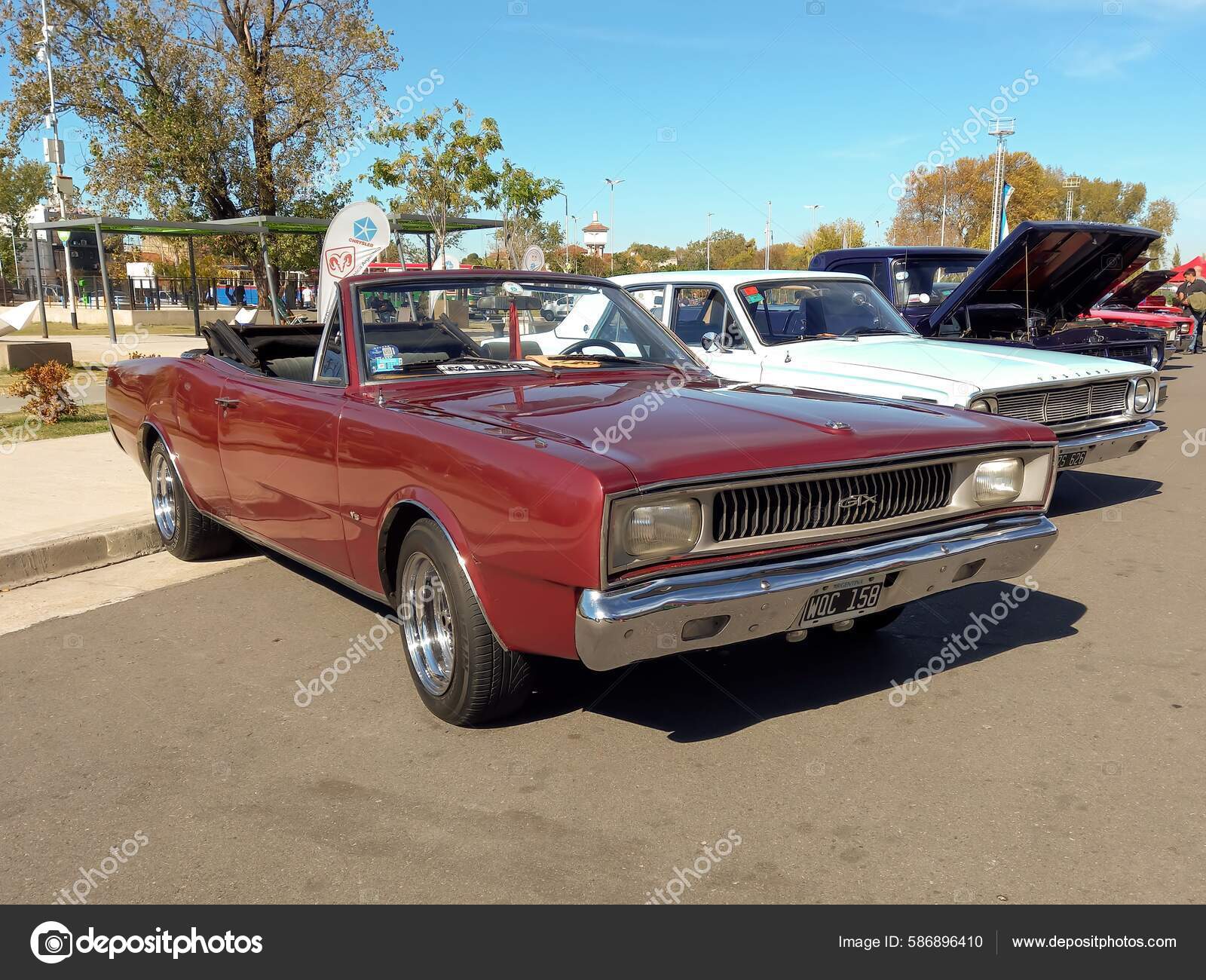 古いスポーティな赤ダッジポラーラGtx V8コンバーチブル1970年代 古いスポーティな赤ダッジポラーラGtx V8コンバーチブル1970年代