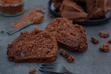 Masadaki lezzetli çikolatalı kekin yakın çekimi.