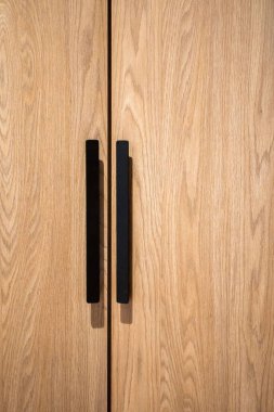 Siyah saplı ahşap gardırop kapıları.