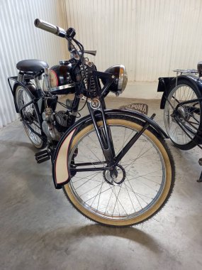 Avellaneda, Arjantin - 3 Nisan 2022: 1950 'lerin popüler siyah beyaz Puma motosikletinin çekimi. IAME 2022 Klasik araba şovu.