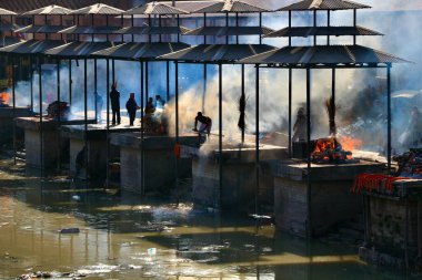 Taş ocakların yanında çalışan bir halk, üzerinde ateş yakılan ve metal kaplamalı bir ocakta çalışıyor.