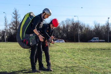 Prag Park Ladronka 'da antrenman yapan bir çift yamaç paraşütü.