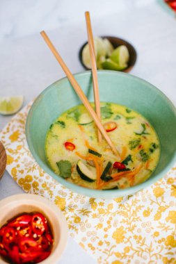 Süslü Tayland hindistan cevizi çorbası.