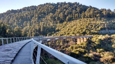 Yazın güzel dağlara açılan beyaz bir köprü.