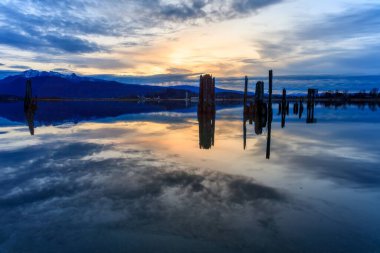 Denizin üzerindeki altın gün batımının büyüleyici görüntüsü
