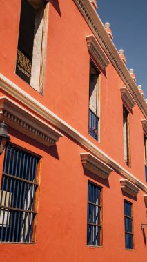 Turuncu taş bina cephesinin dikey görüntüsü.