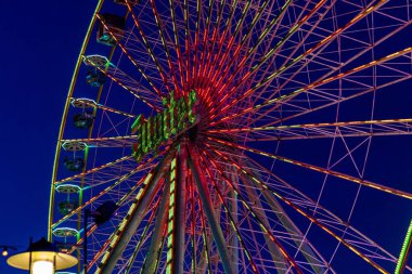 Bad Duerkheim 'daki dönme dolap, Wurstmarkt. Gecenin en büyük şarap festivali..