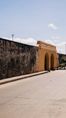 Kolombiya 'daki tarihi bir kemerli taş duvarın dikey çekimi.