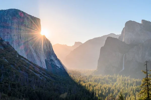 Завораживающая Сцена Скалистой Горы Эль Капитан Солнечными Лучами — стоковое фото