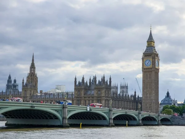 Bulutlu Bir Günde Ünlü Big Ben Parlamento Evinin Manzarası — Stok fotoğraf