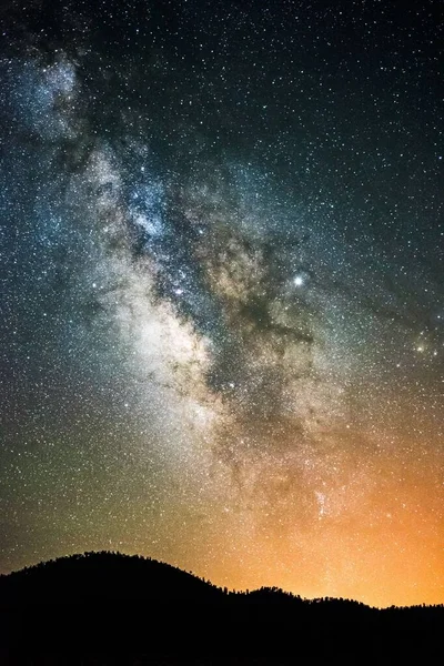 Eine Schöne Sternenklare Nacht Über Einer Berglandschaft — Stockfoto