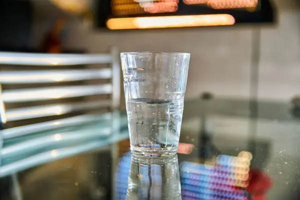 Primo Piano Bicchiere Trasparente Pieno Acqua Sul Tavolo — Foto Stock