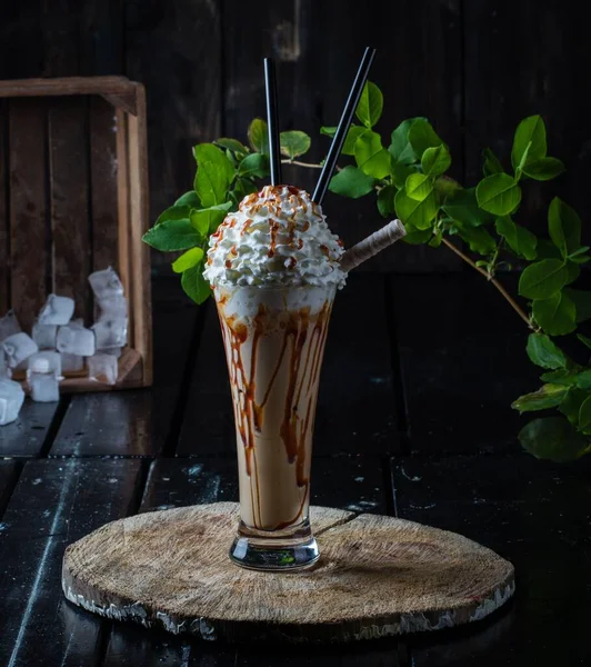 Yuvarlak Ahşap Bir Bardak Altlığında Pipetli Karamel Milkshake Yakın Çekimi — Stok fotoğraf