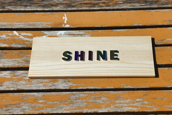 Palavra Brilhar Arco Íris Colorido Lettering Uma Velha Mesa Laranja — Fotografia de Stock