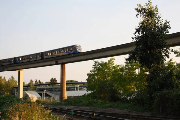 在加拿大不列颠哥伦比亚省温哥华东部一座桥上行驶的空中列车 — 图库照片