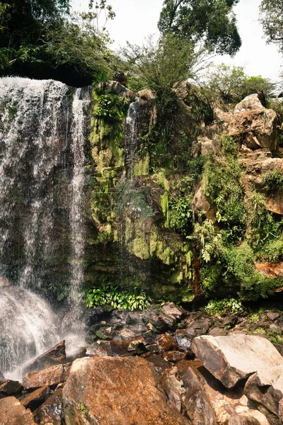 Tiro Vertical Uma Cachoeira Cercada Por Uma Natureza Verde Exuberante — Fotografia de Stock