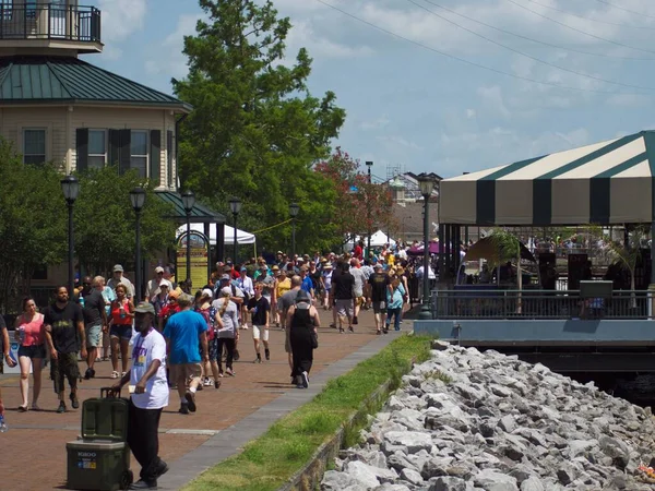 Dav Kráčející Podél Řeky Mississippi Během Festivalu Francouzské Čtvrti — Stock fotografie