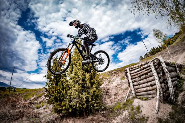 Piloto Masculino Capacete Fazendo Salto Extremo Uma Bicicleta Sobre Uma — Fotografia de Stock