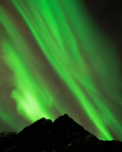 Захватывающий Вид Зеленое Северное Сияние Над Силуэтами Гор — стоковое фото