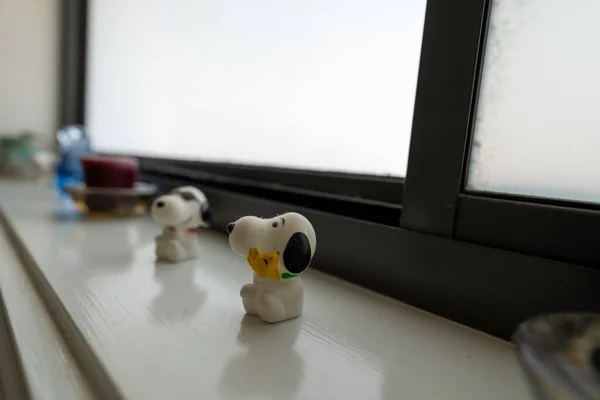 Selective Focus Shot Small Snoopy Dog Model Placed Windowsill — Stock Photo, Image