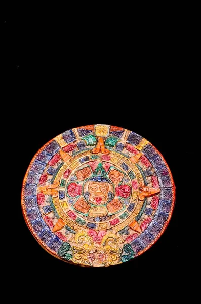 Típico Arcilla Coloreada Calendario Maya Aislado Sobre Fondo Negro — Foto de Stock