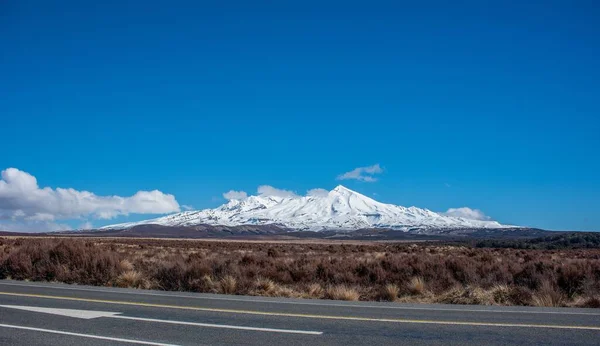 Ruapehu Pustynną Drogą Centralnym Płaskowyżem Pierwszym Planie Zimowy Płaszcz Śnieżny — Zdjęcie stockowe