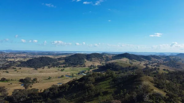 Uma Vista Aérea Paisagem Montanha Cercada Por Árvores Crescimento Sob — Fotografia de Stock