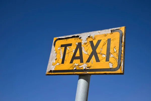 Vecchio Cartello Del Taxi All Aperto Contro Cielo Blu — Foto Stock