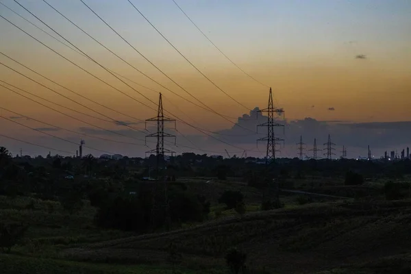 Krásný Pohled Siluetu Elektrických Tyčí Krajině Pozadí Zelených Pastvin Polí — Stock fotografie