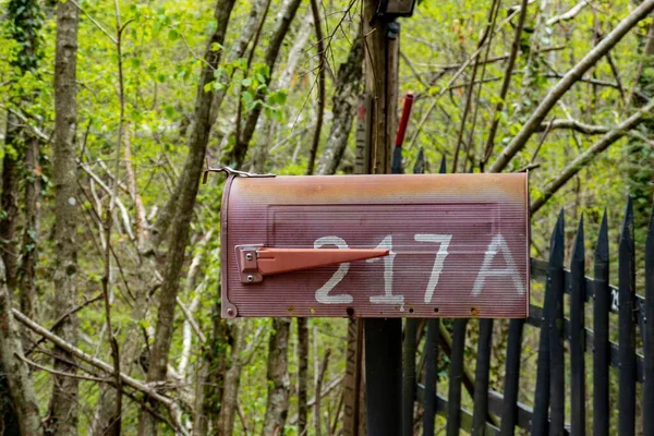 Vue Rapprochée Une Vieille Boîte Aux Lettres Bois Contre Les — Photo