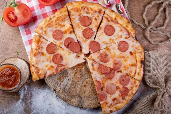 Ein Foto Von Einer Leckeren Pfefferoni Pizza Auf Einem Holztisch — Stockfoto