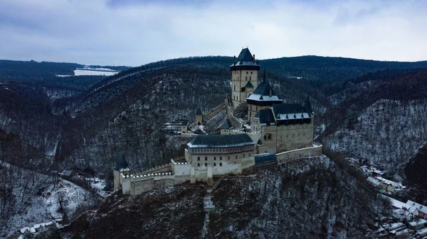 Μια Γραφική Θέα Του Γοτθικού Κάστρου Karlstejn Περιβάλλεται Από Βουνά — Φωτογραφία Αρχείου