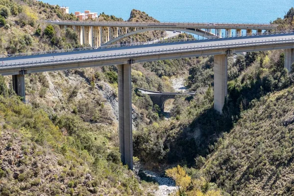 Μια Όμορφη Θέα Του Αυτοκινητόδρομου Και Προαστιακή Γέφυρα Μια Ηλιόλουστη — Φωτογραφία Αρχείου