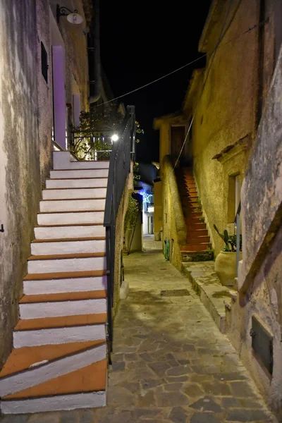 イタリア カラブリア州の村サン ニコラ アルケッラの古い建物がある狭い通り — ストック写真