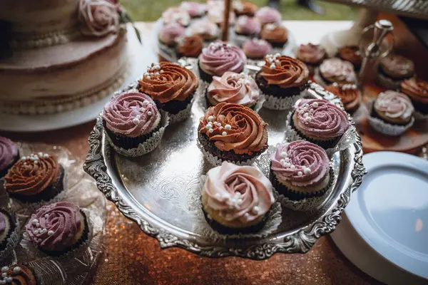結婚式のレセプションテーブルの上にほこりっぽいバラのカップケーキの選択的なフォーカスショット — ストック写真