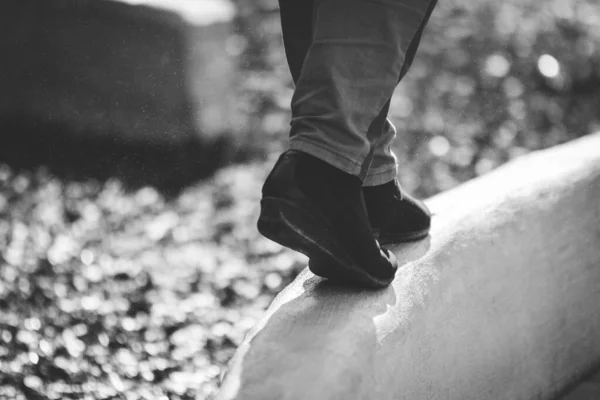 Das Balancekonzept Mit Den Füßen Auf Schmalem Untergrund Wassernähe — Stockfoto