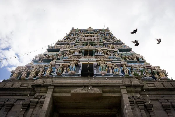 Tiro Baixo Ângulo Pássaros Voando Lado Templo Chidambaram Sob Céu — Fotografia de Stock
